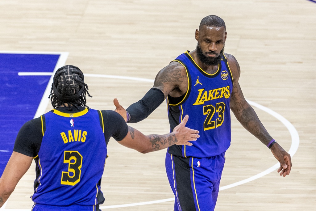 詹姆斯对琼斯泄密比赛信息感到不满 他本想帮助琼斯进入教练行业